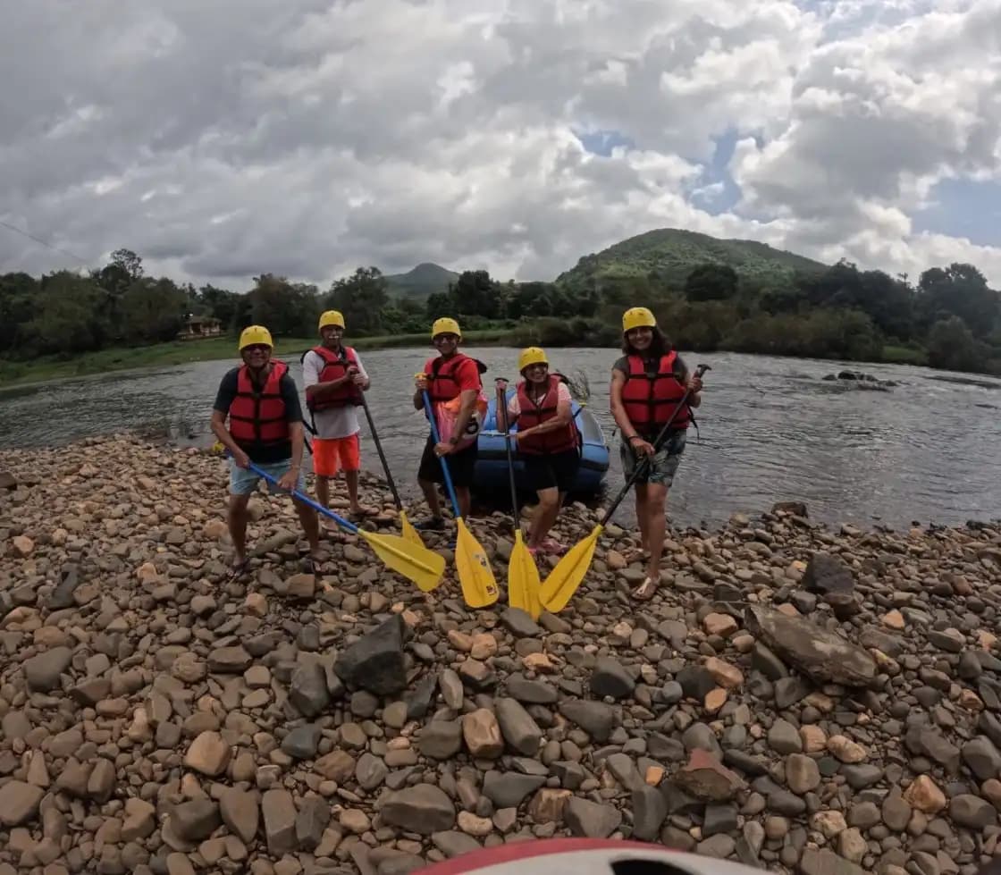 Rafting guide instructing group on Tejaswini rapids